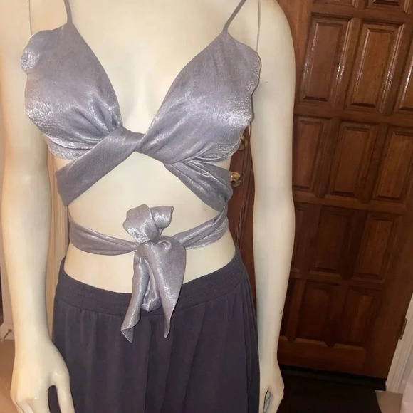 HYFVE CROPPED MULTI WAY WRAP TOP WITH ADJUSTABLE STRAPS SILVER  SIZE LARGE - Picture 10 of 16